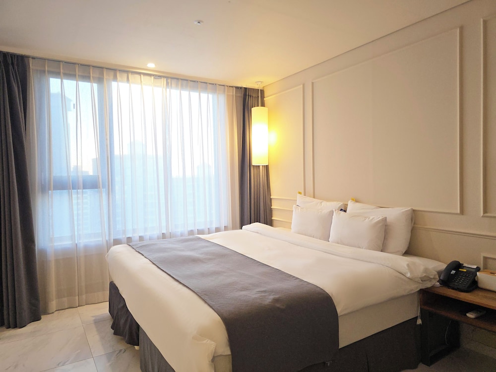 Basement, Deluxe, Family, Twin Beds, Double and Twin Beds, City View