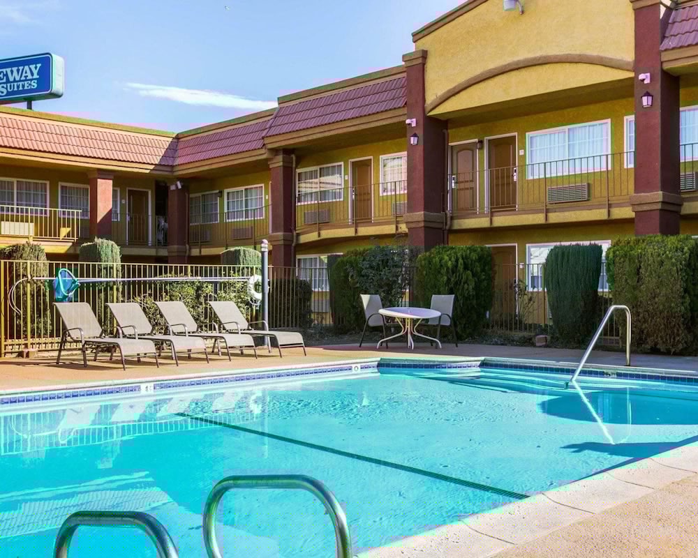Rodeway Inn and Suites Corona 30/39