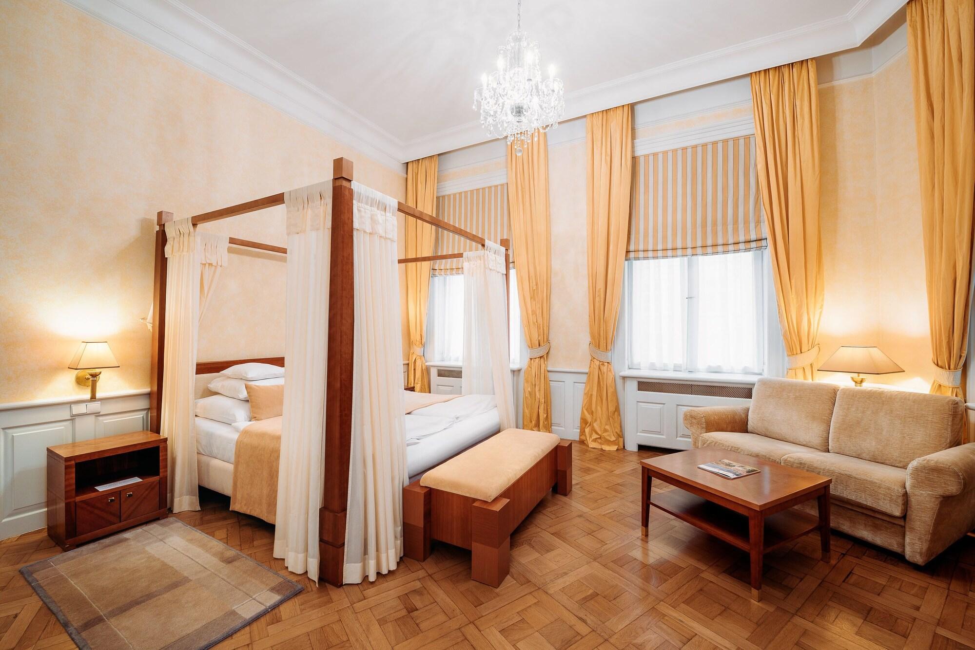 Old Town, Square, Suite