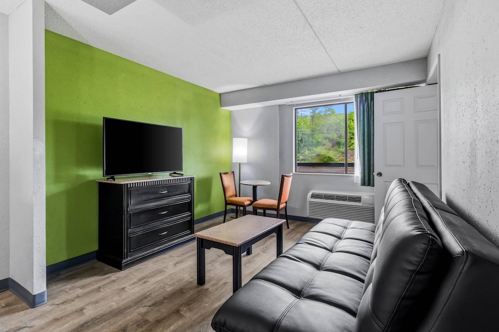 Quality Inn & Suites Gibsonia - Pittsburgh North PA 46/68