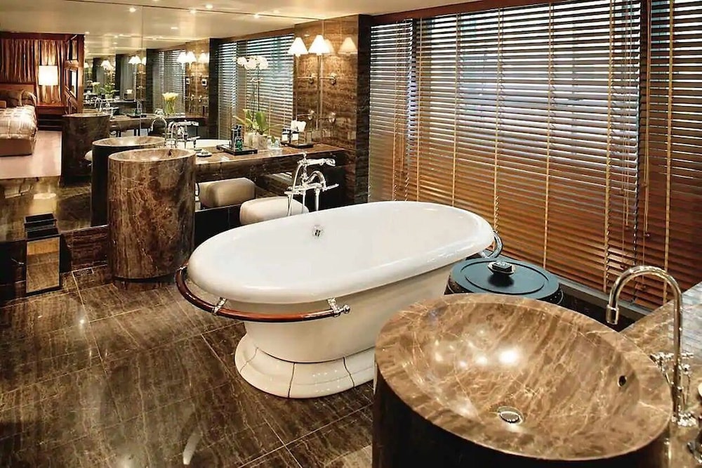 Mandarin Oriental Hong Kong 71/81
