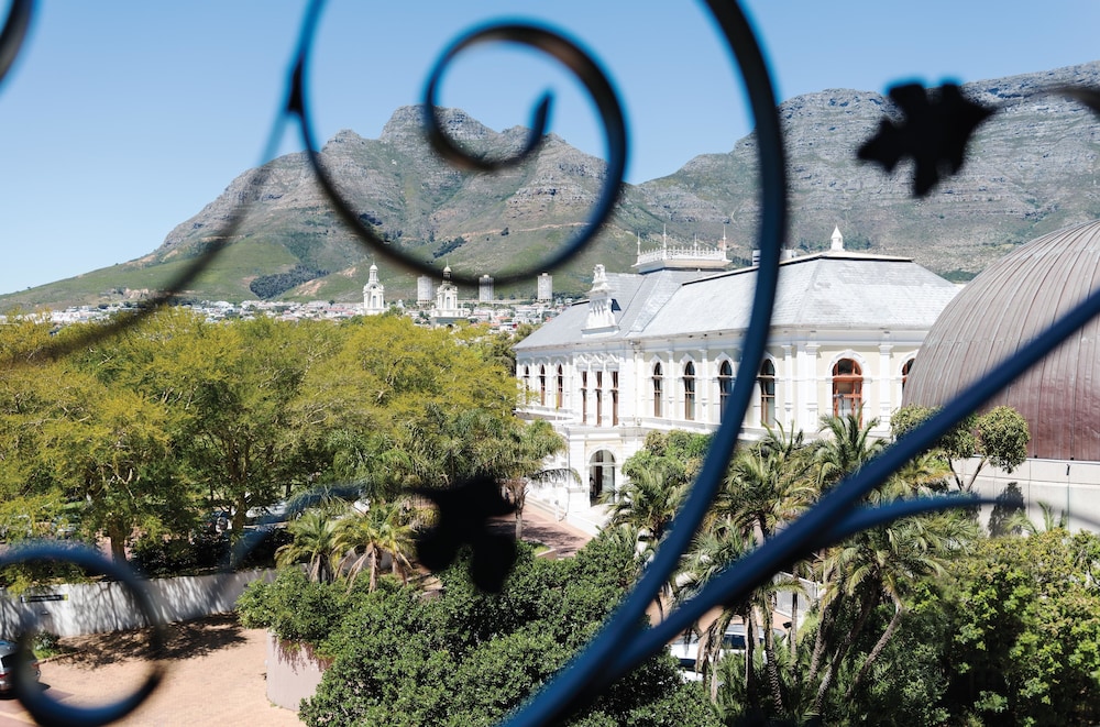 Cape Town Hollow Boutique Hotel 62/66