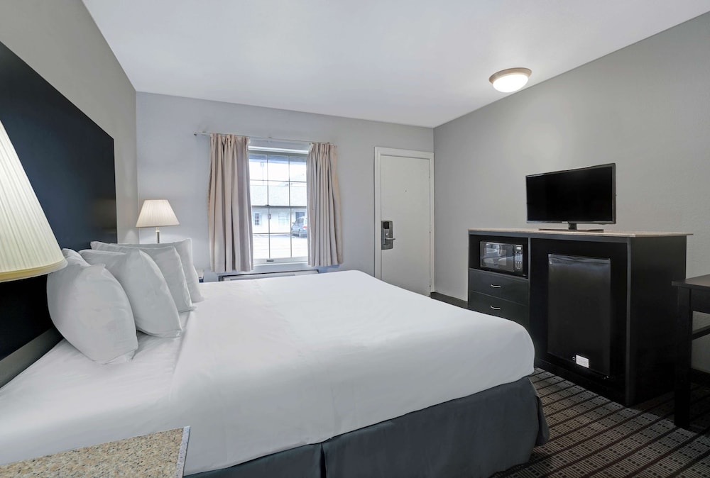 Deluxe, King Bed, Smoking, Accessible