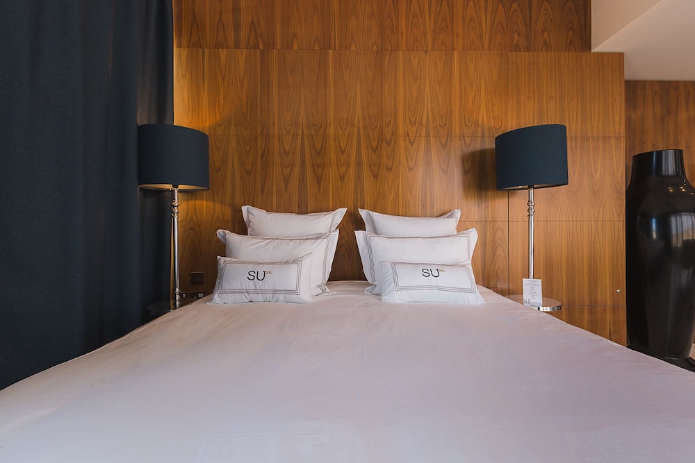 SKY, GRAND, HARBOUR, VILLA, DOUBLE BED, HARBOUR VIEW
