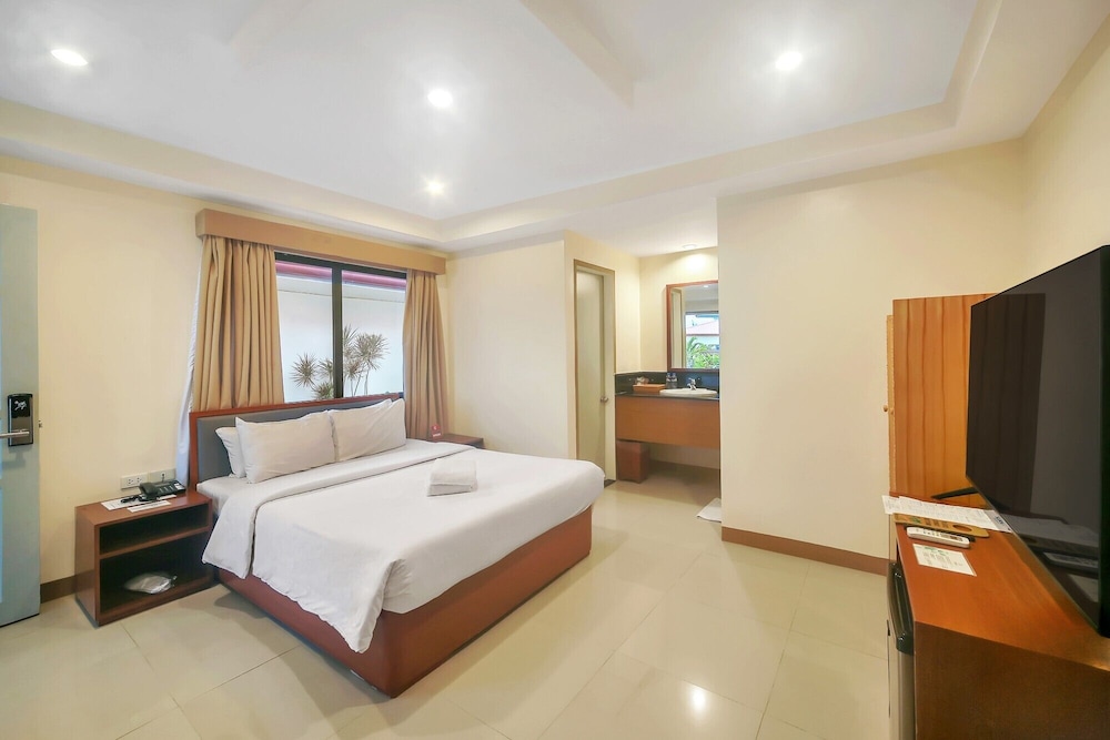 3 BEDROOMS, VILLA, JETTED TUB