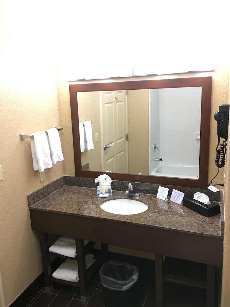 Comfort Inn & Suites Near Six Flags & Medical Center 33/36