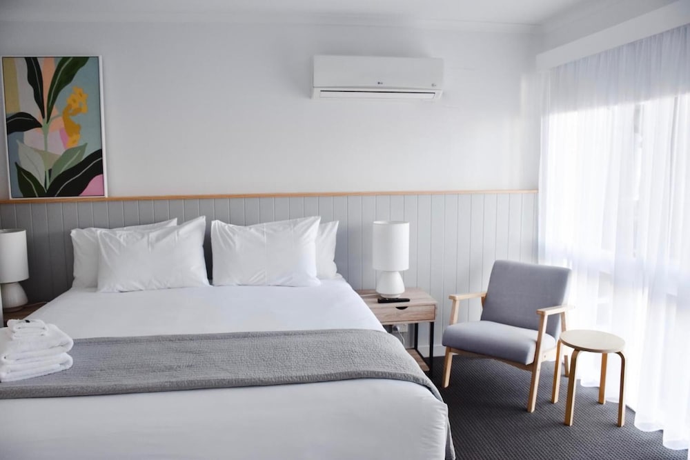 Eight Spence Ex Atwood Motor Inn 16/53