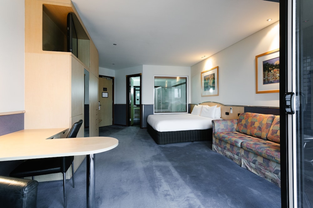 Lakes Resort Hotel 29/32