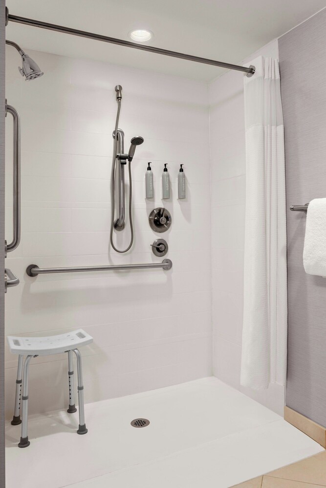 Courtyard by Marriott Evansville East 57/57