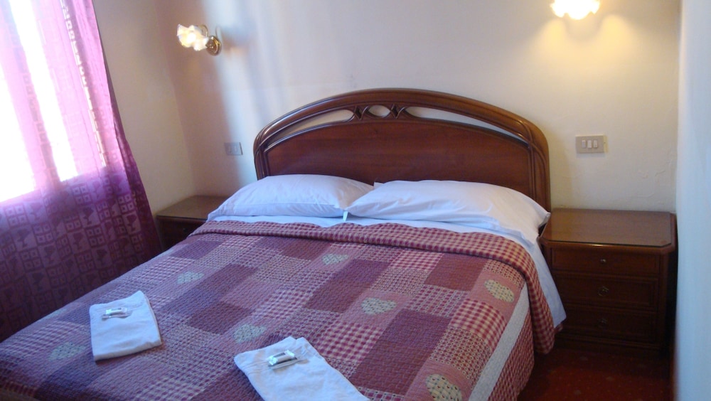 ROOM, SINGLE, DOUBLE BED, SHARED BATHROOM