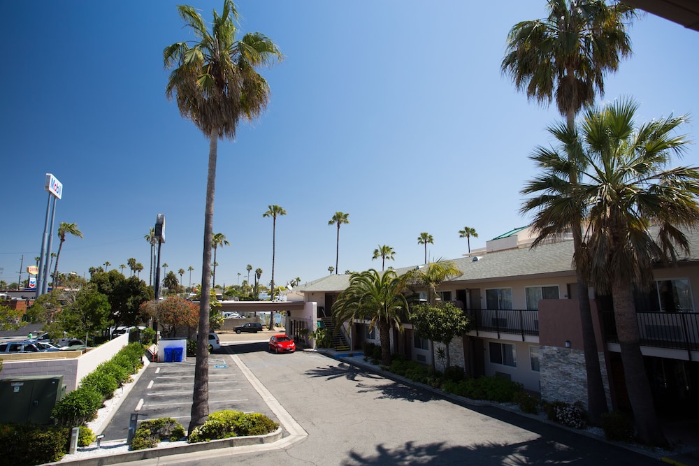 Days Inn by Wyndham Oceanside 11/40