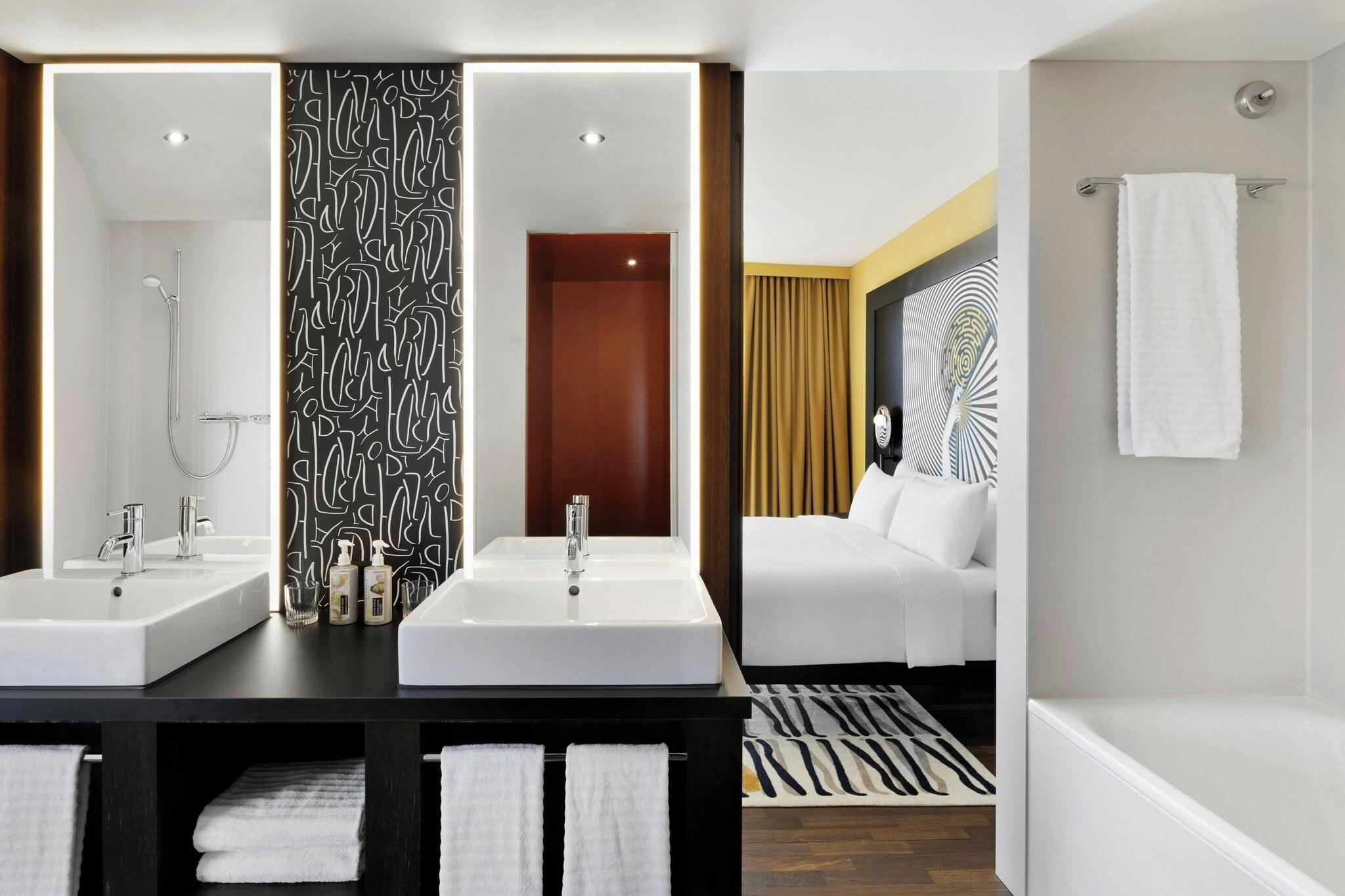جناح كلوب بسرير كينج، RENAISSANCE ZURICH TOWER HOTEL 2/2