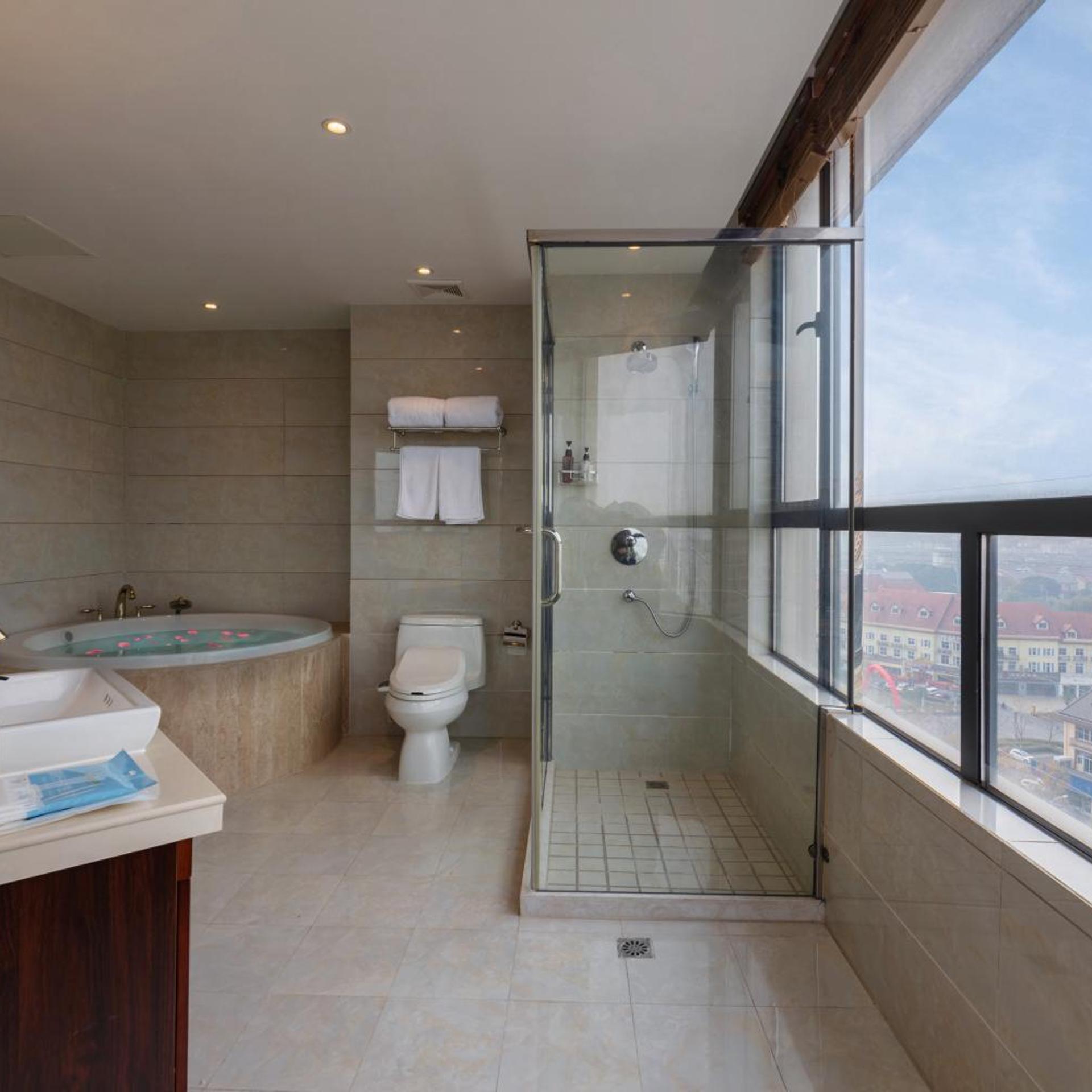 Huzhou Wealth Hotel 50/50