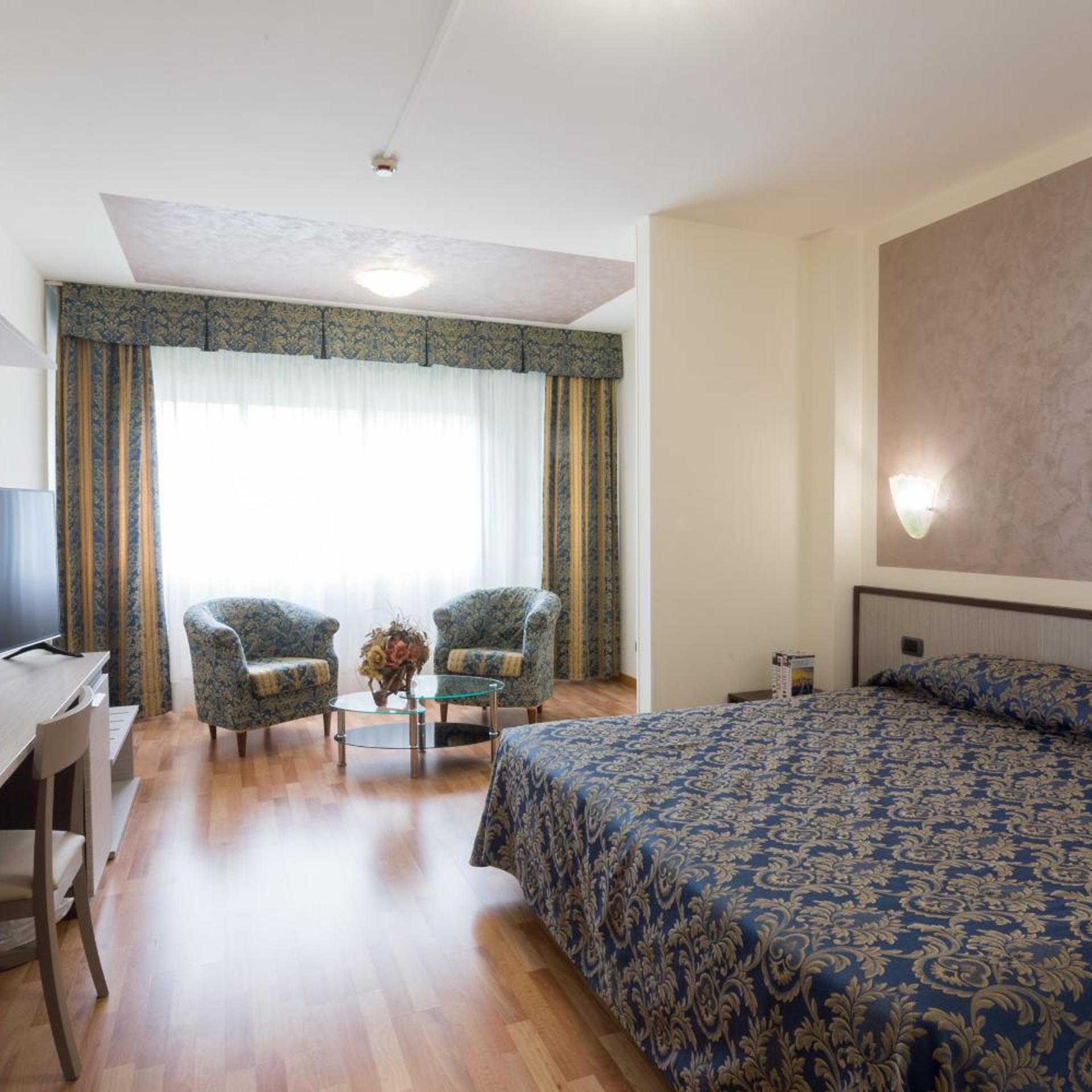 ROOM, DOUBLE BED