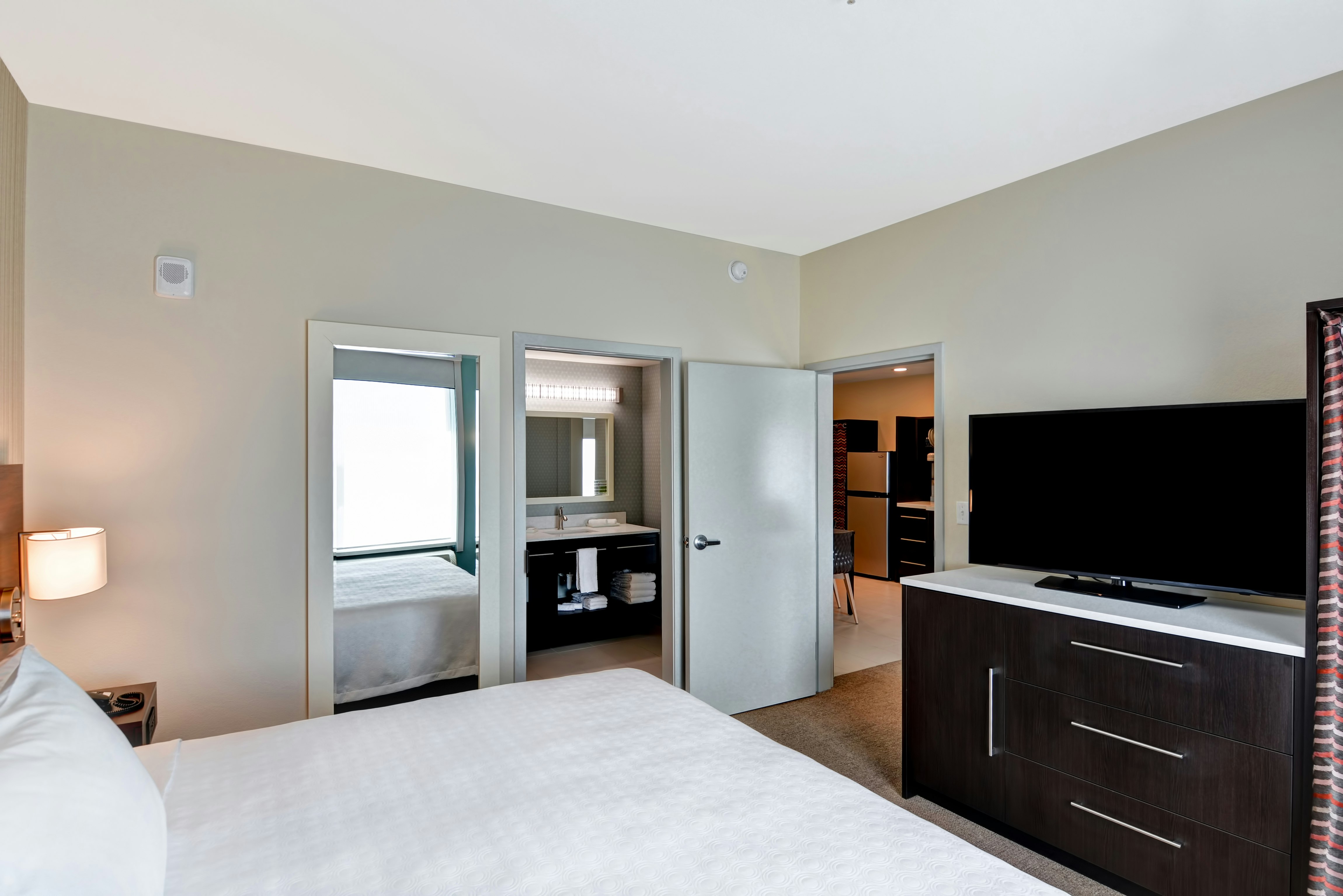 SUITE, KING BED, ACCESSIBLE