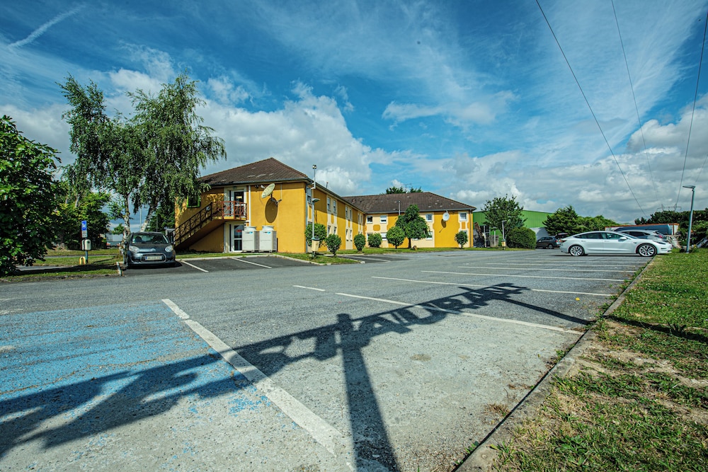 Hotel Le Relais Du Parisis 39/50