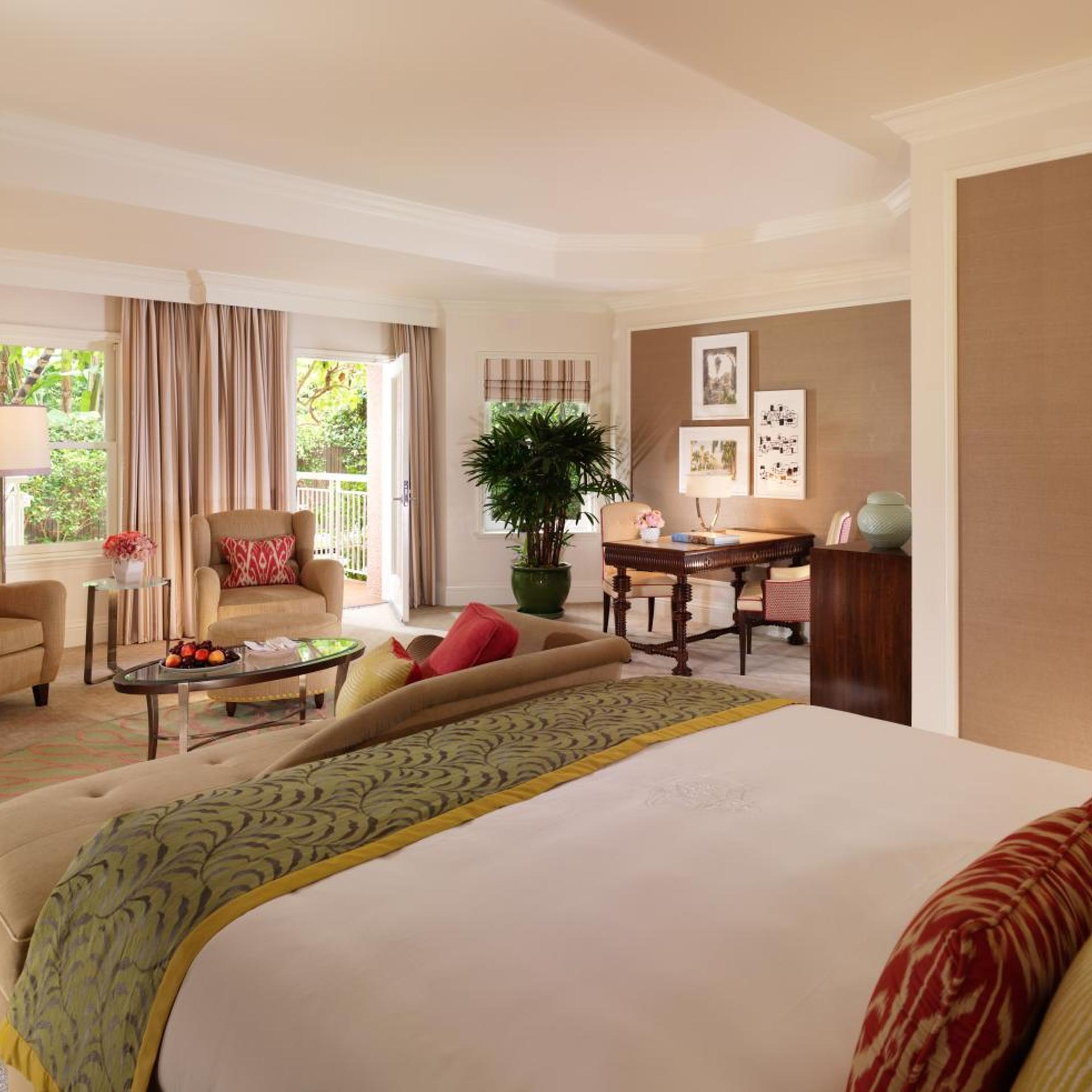 Junior Suite, Patio, The Beverly Hills Hotel 3/4