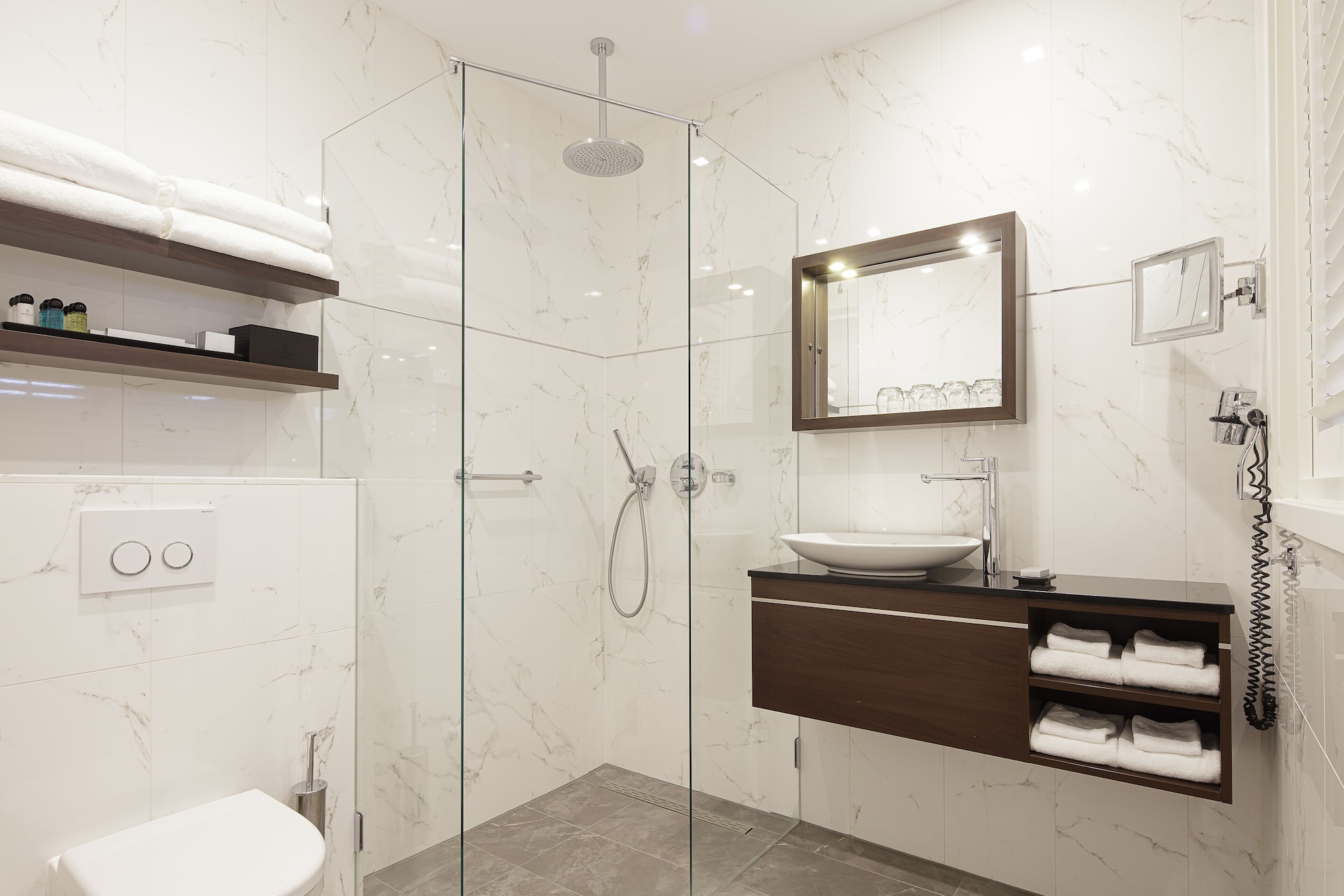 Semi Basement, Quadruple, Queen and Twin Beds, Partial View، Notting Hill 4/4