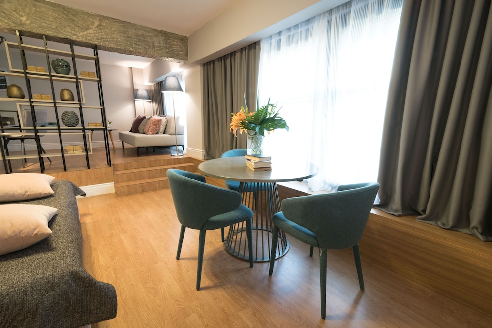 47 Luxury Suites 64/73