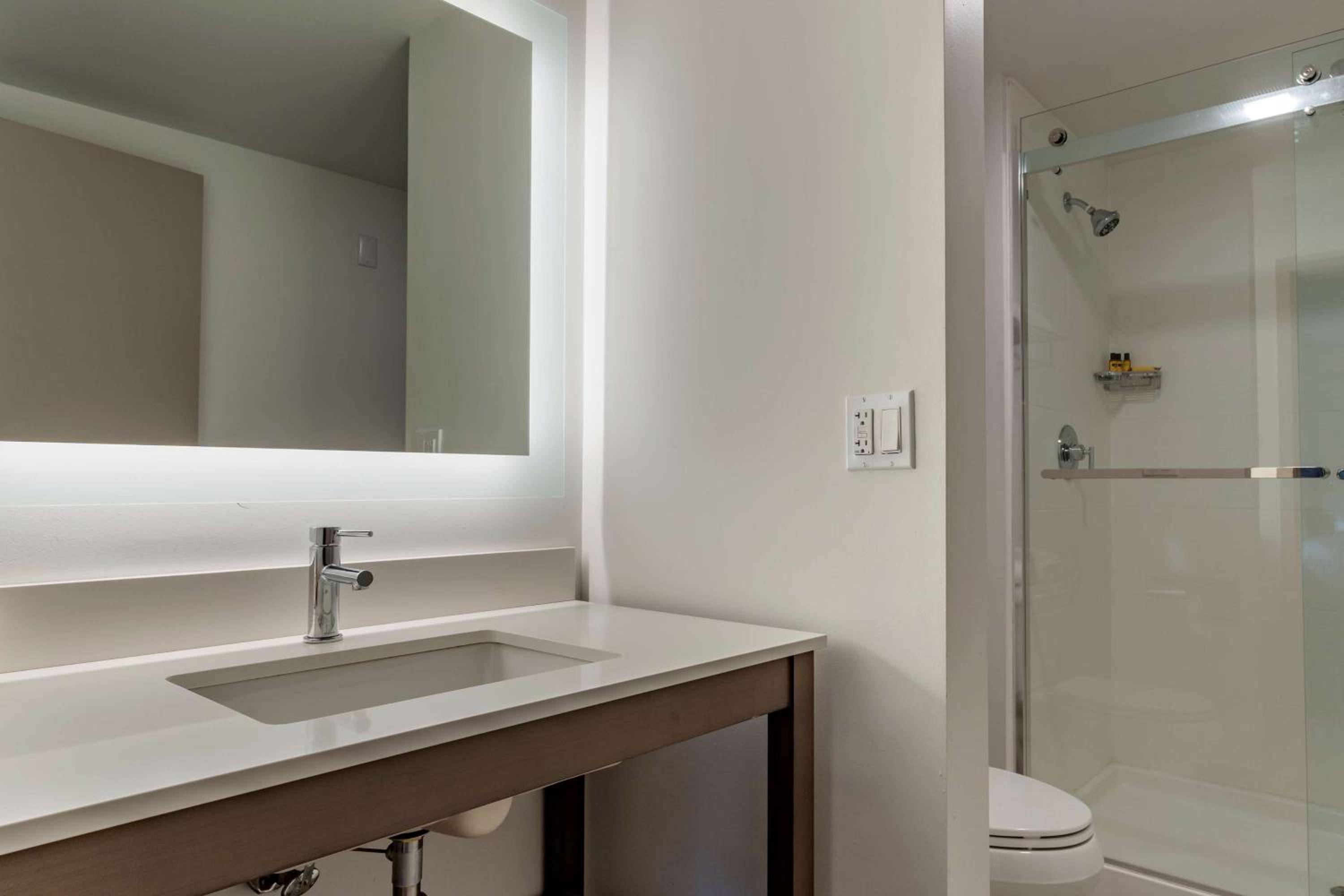 غرفة بسرير كينج بحوض استحمام، Best Western Plus Executive Suites 9/10