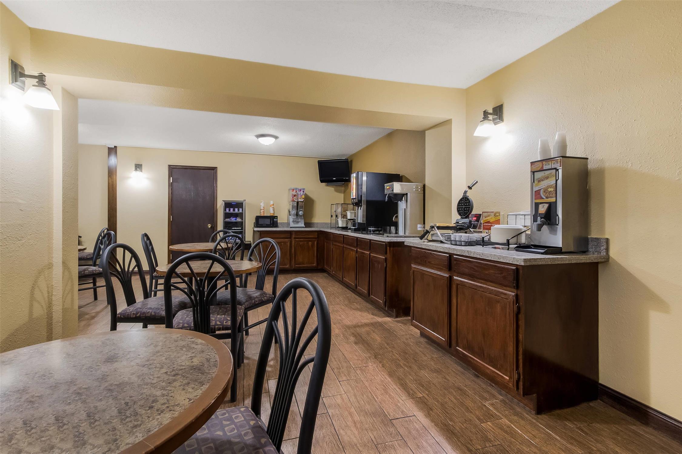 Econo Lodge Inn & Suites Yankton, SD 8/14