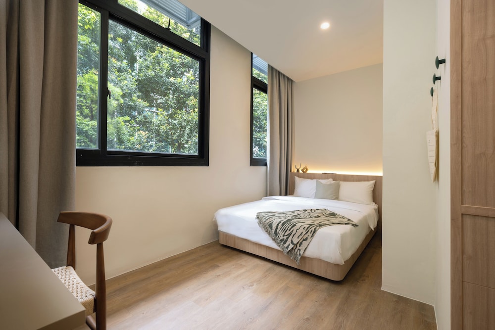 DELUXE, DOUBLE BED