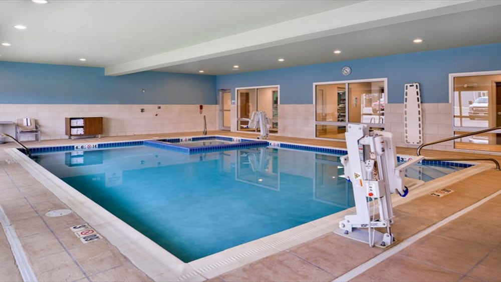 Holiday Inn Express Suites Parkersburg East 35/56