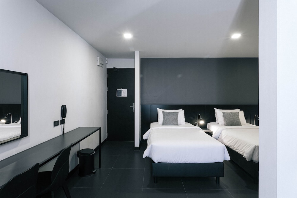 CREW HOTEL 13/50