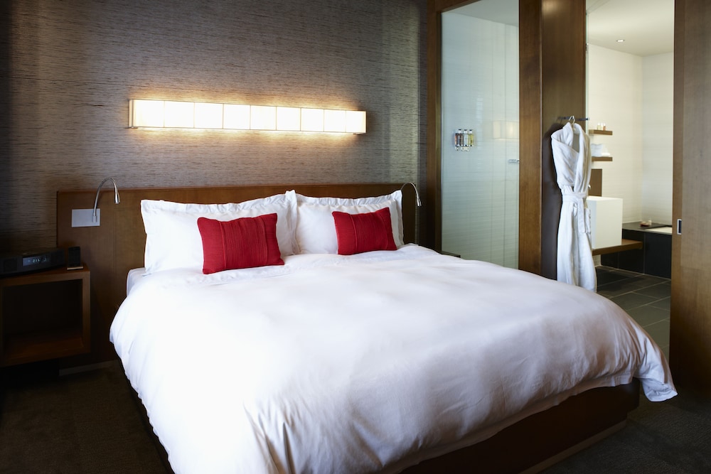 CLASSIC, SUITE, KING BED