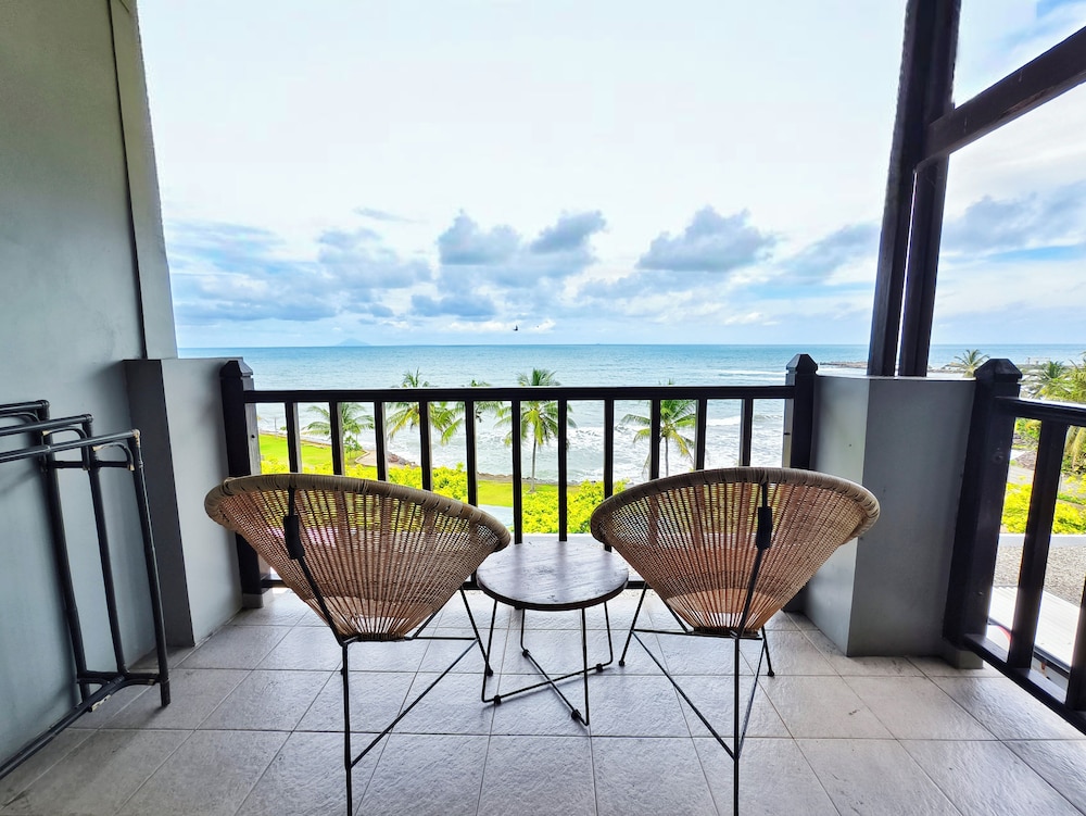 MaxOneHotels.com at Anyer 7/42