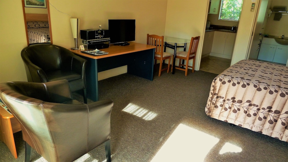 Tudor Lodge Motel 23/75