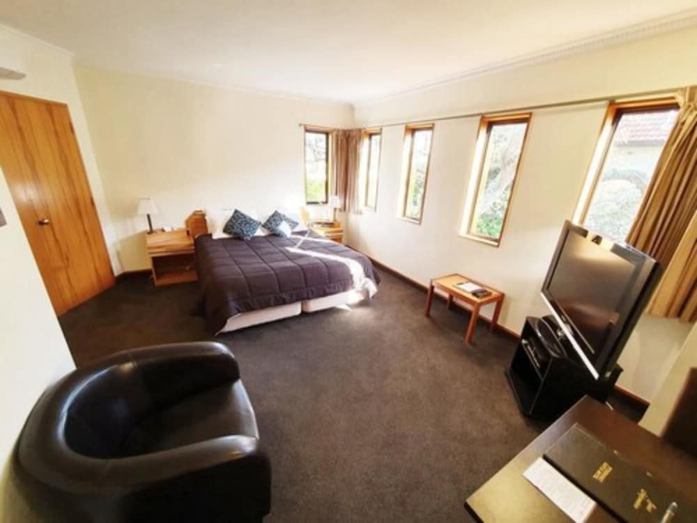 FITZHERBERT CASTLE MOTEL 27/33