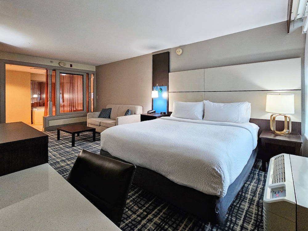 Suite, King Bed, Living and Dining Areas، Holliday Inn Belcamp Aberdeen Area Ex Wingate By Wyndham Aberdeen Edgewood 3/10