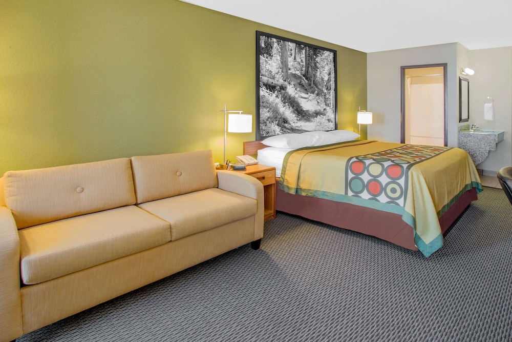 Super 8 by Wyndham Windsor/Madison North 7/28