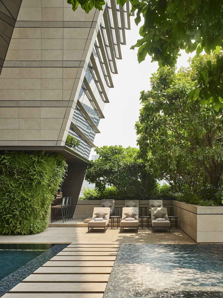 Rosewood Bangkok 6/84