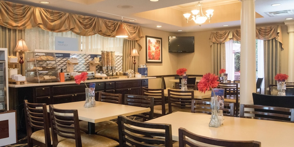 Holiday Inn Express Hotel Suites Youngstown N Warren Niles 64/79