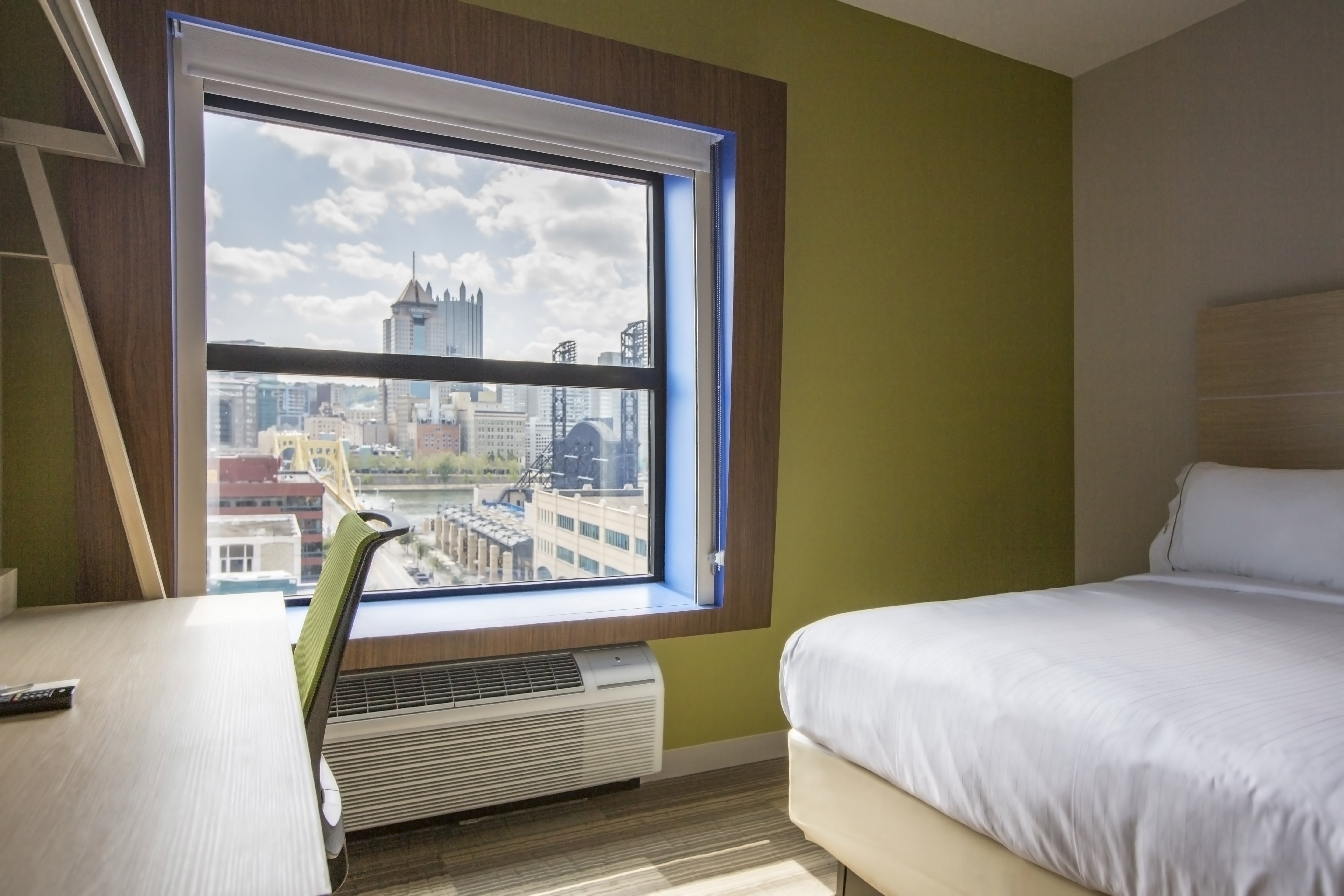 Holiday Inn Express Suites Pittsburgh North Shore 25/60