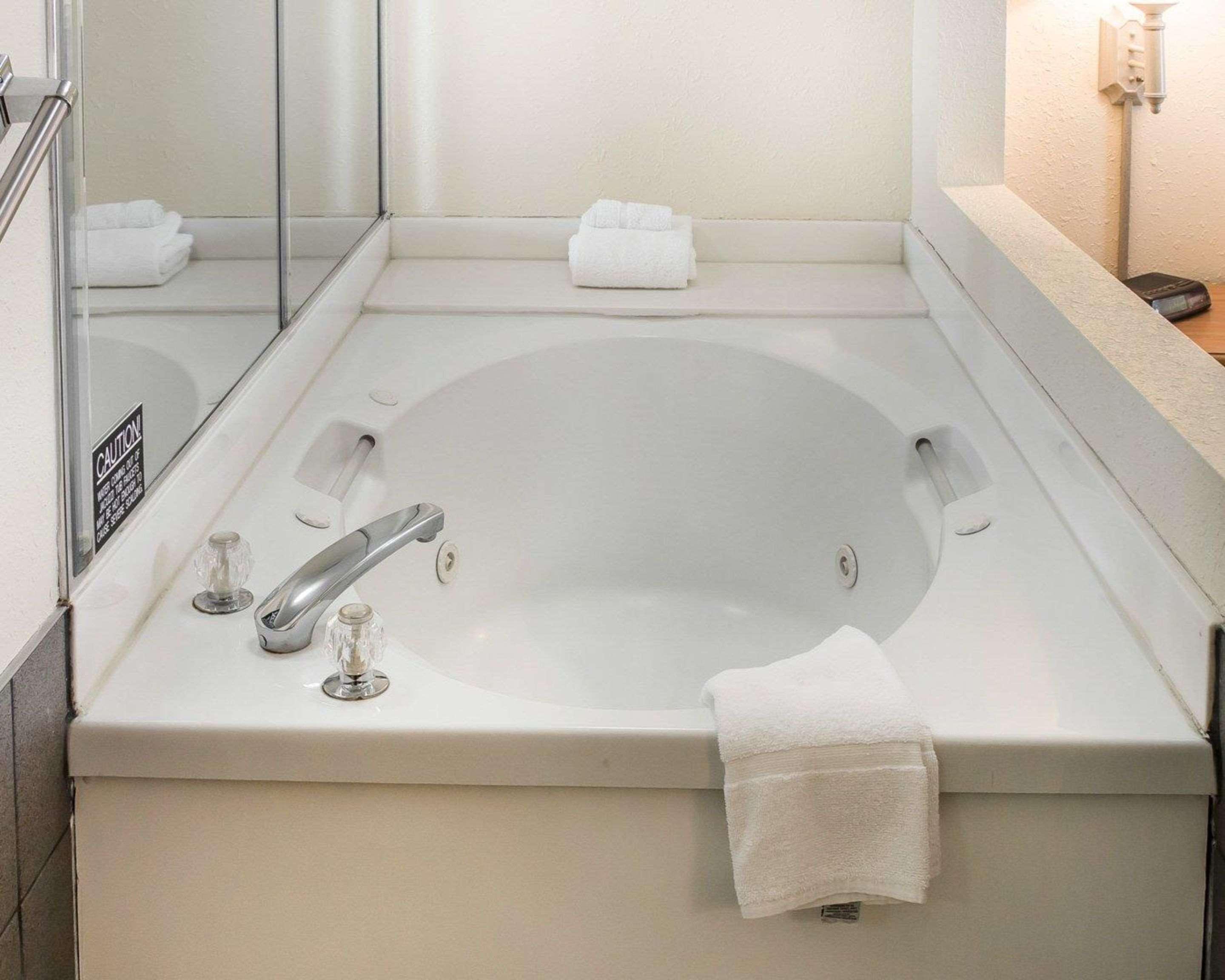 غرفة بسرير مزدوج، Quality Inn & Suites Monroe 4/5