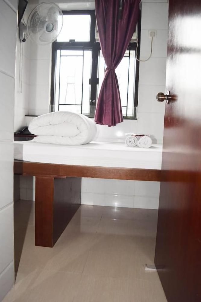 Pay-Less Guest House 46/50