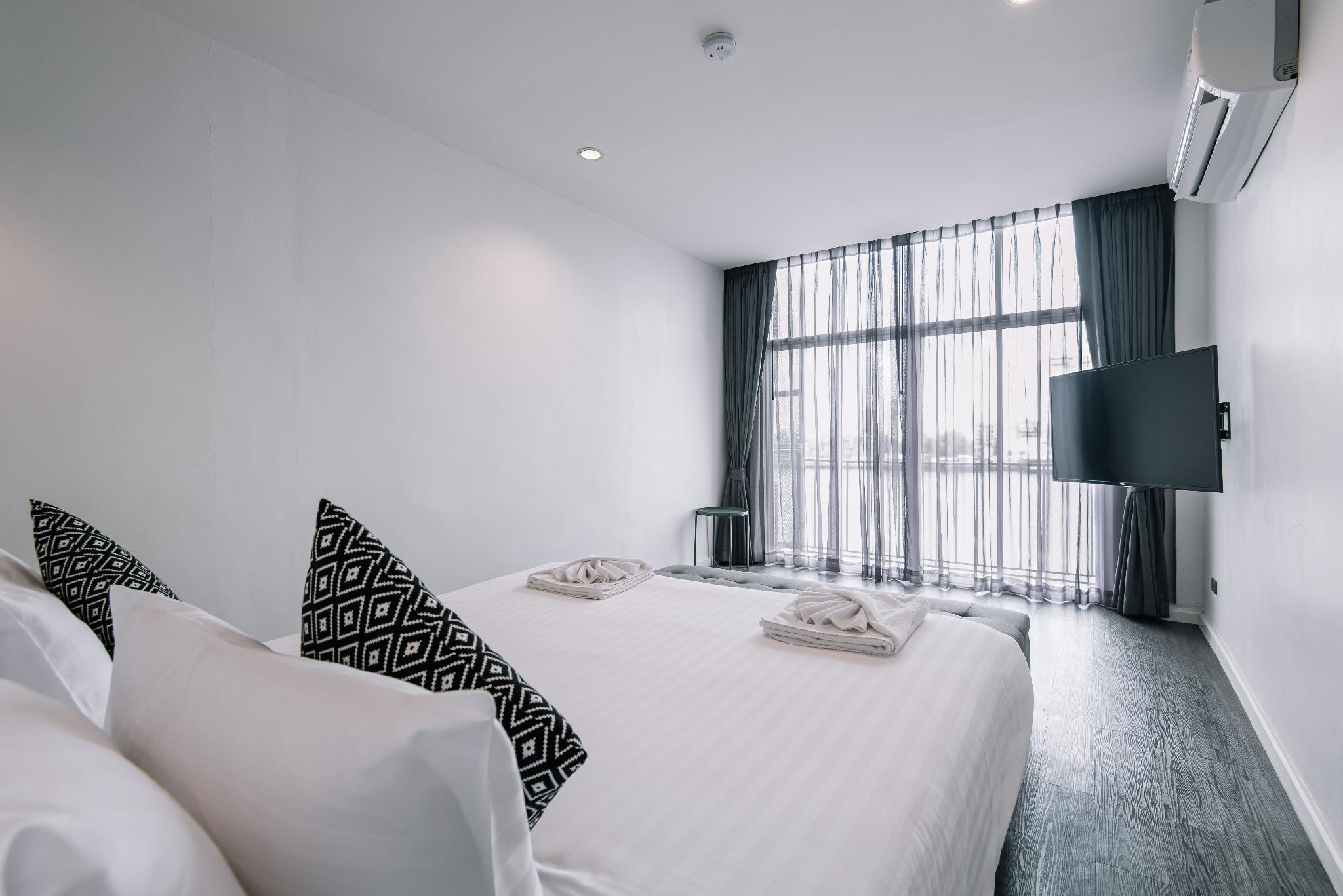 Deluxe, King Bed, River Front