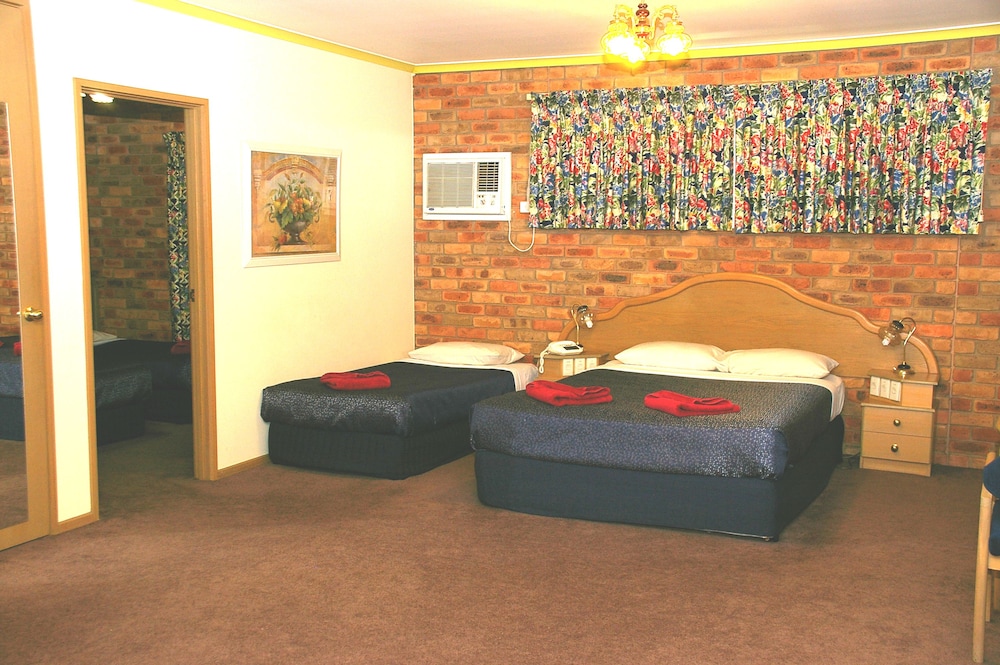 PINES COUNTRY CLUB MOTOR INN 13/31