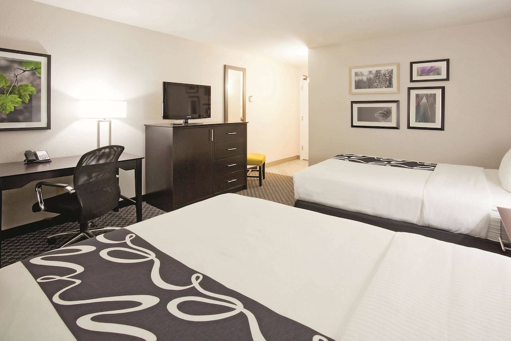 Room, Single, 2 Double Beds
