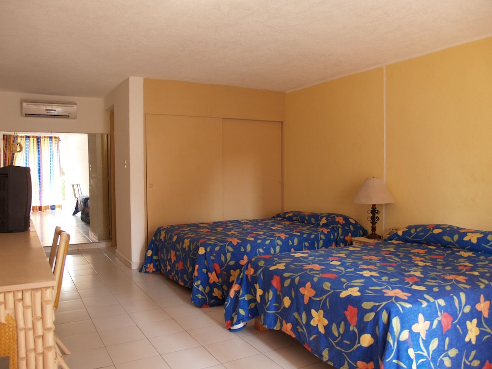 STANDARD, 2 DOUBLE BEDS