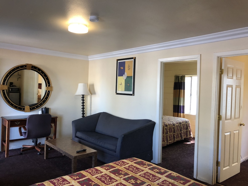 Lamplighter Motel 33/50