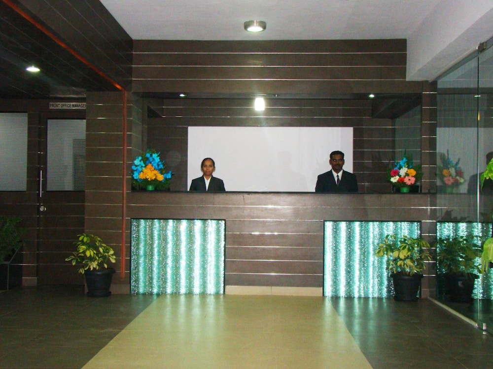 HOTEL GRAND BEE 12/50