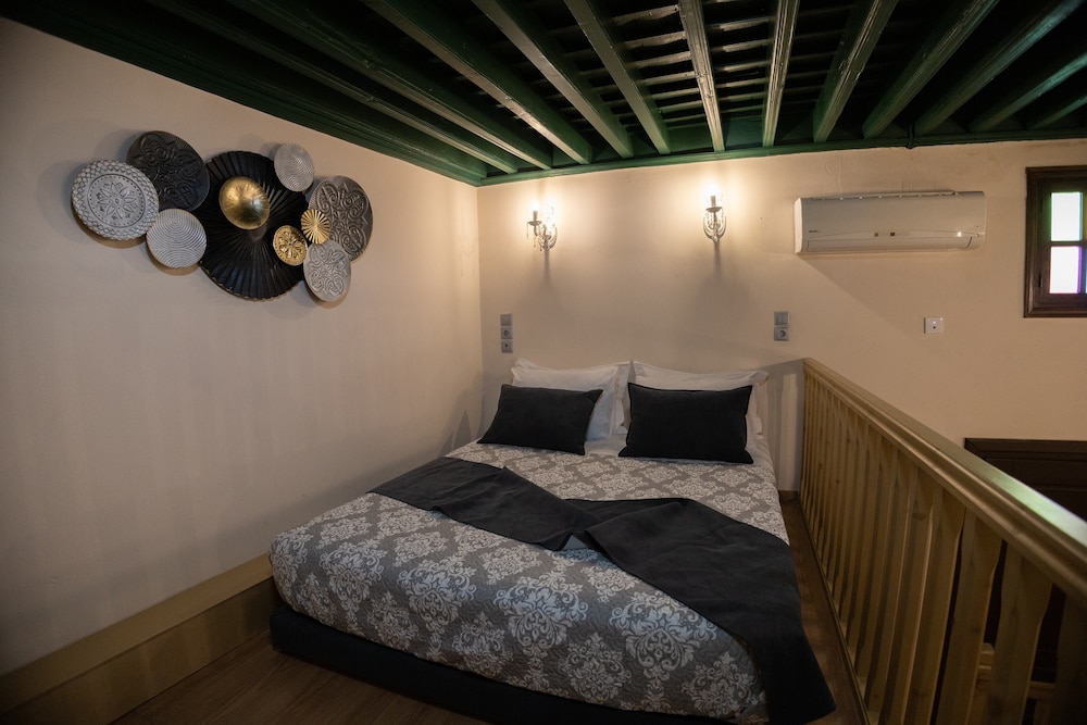 April Luxury Suites 12/50