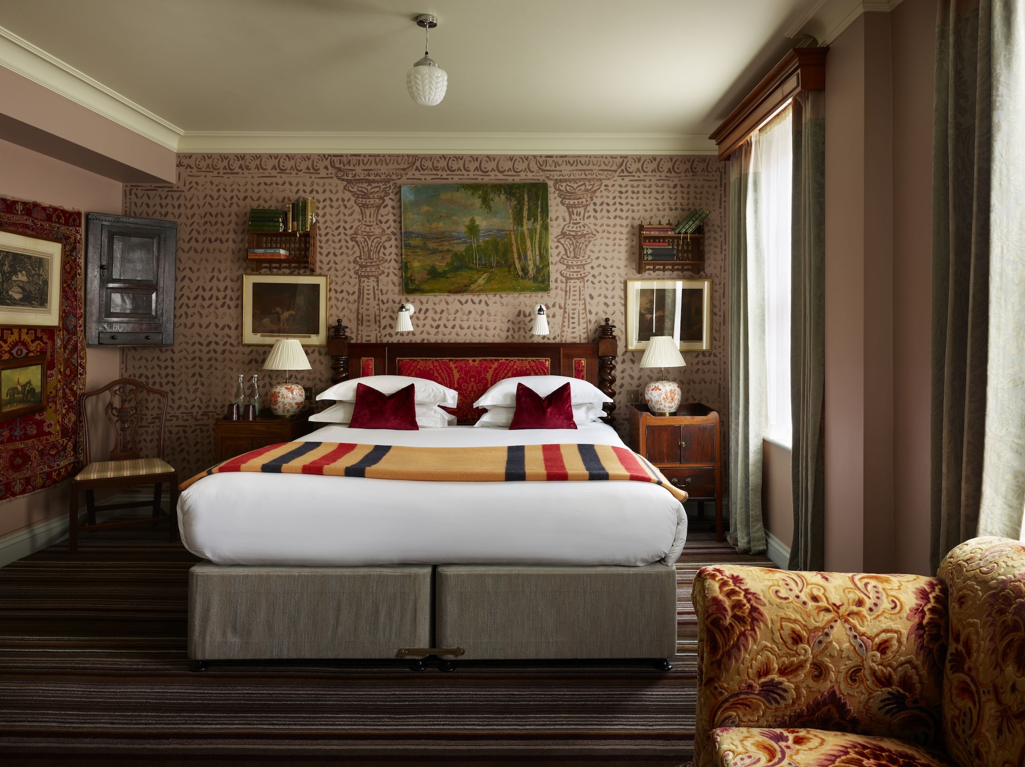 DELUXE, KING BED