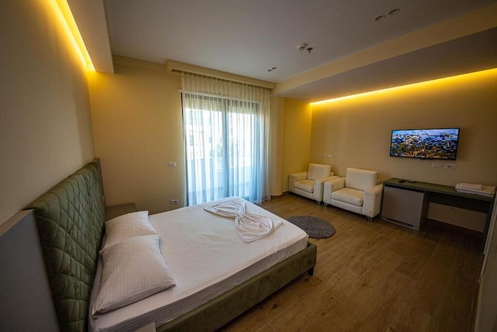 ROOM, QUEEN BED, PARTIAL SEA VIEW, BALCONY