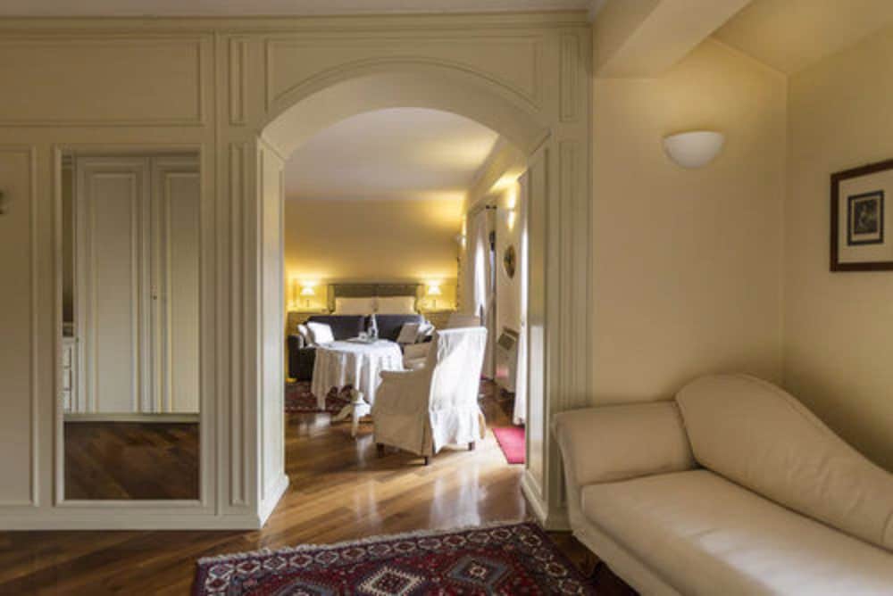 Hotel Regina Adelaide 30/50