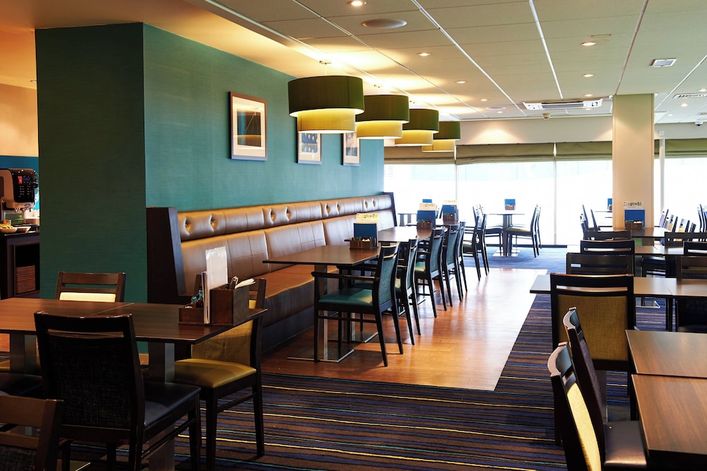 Holiday Inn Express Manchester Airport 63/74